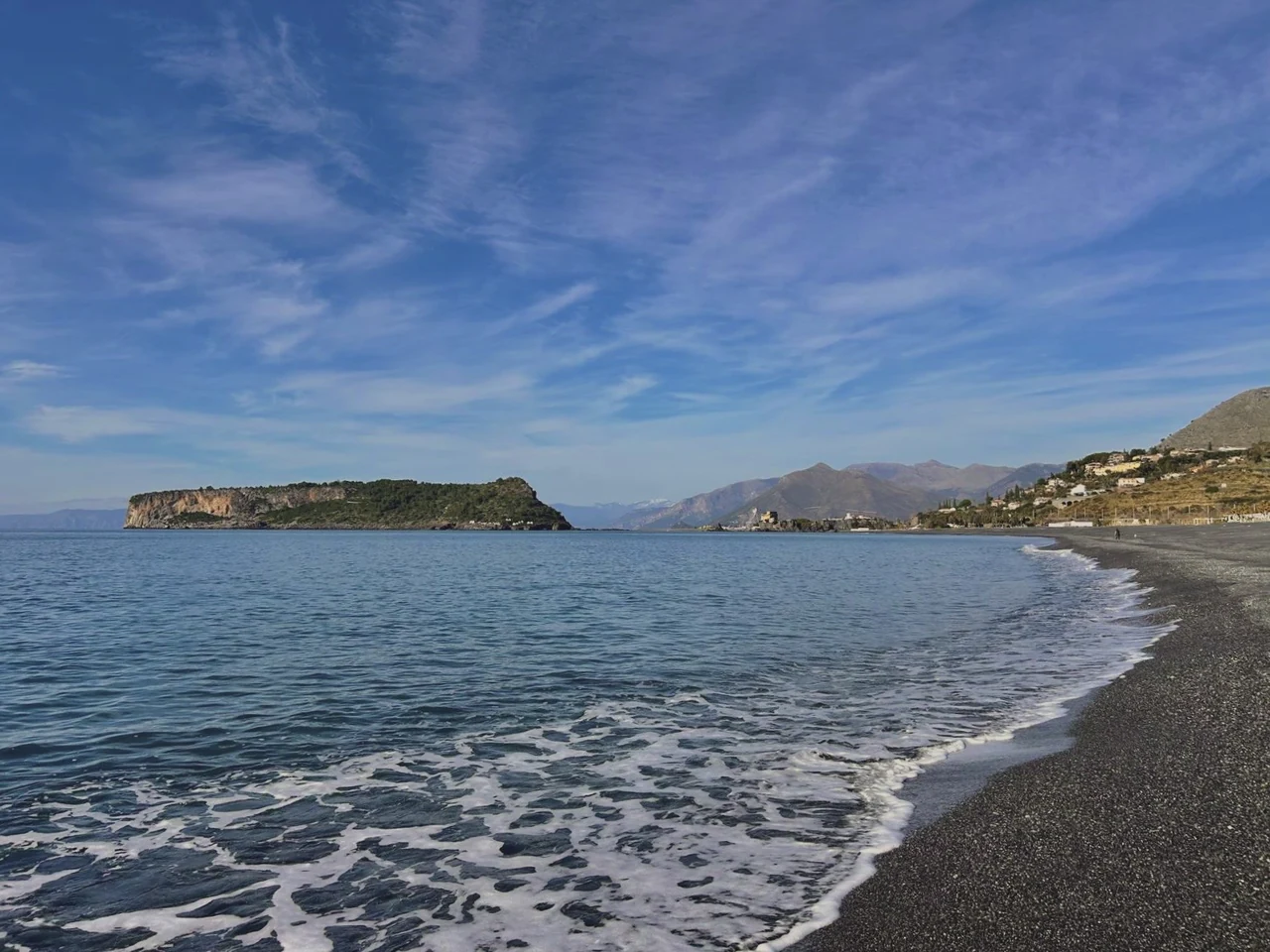 La riva la sera, con l'isola di Dino sullo sfondo