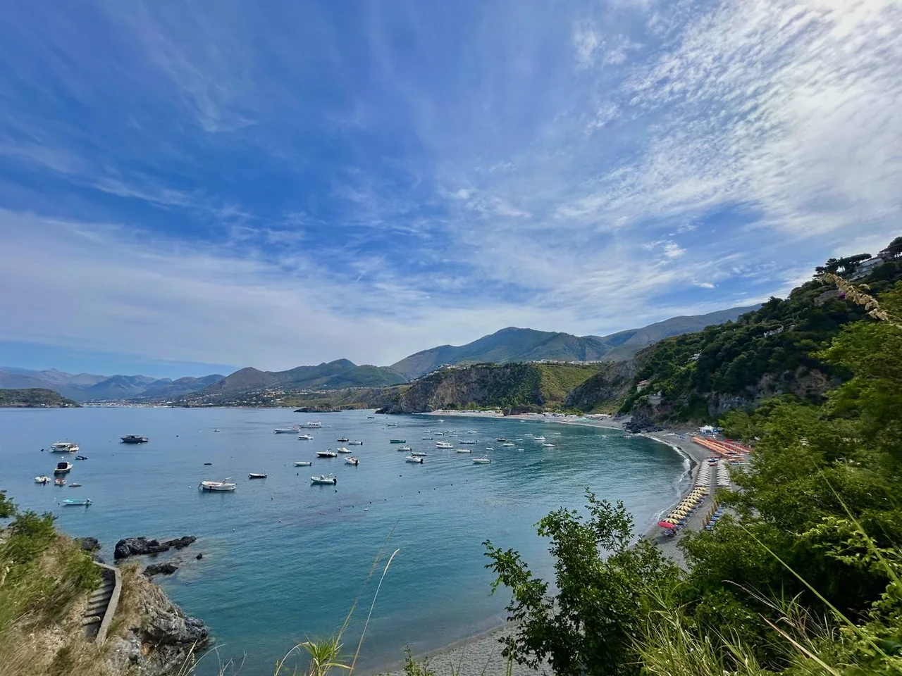 La baia con le barche, vista dall'alto