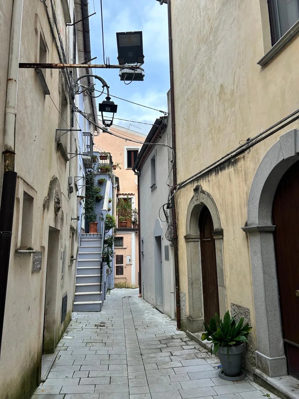 The old town: arches and stairways of the upper lanes